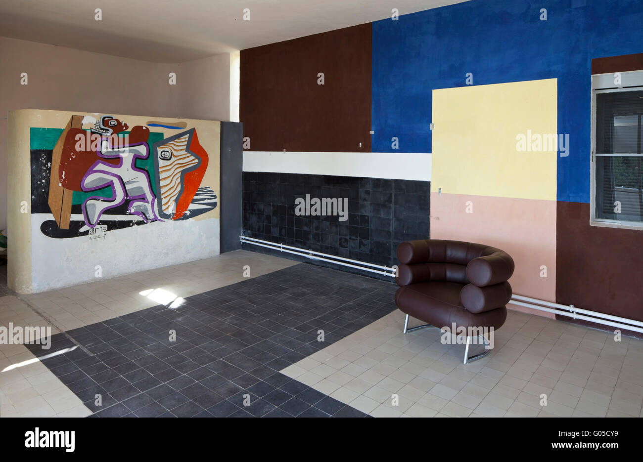 Interieur Mit Eileen Gray Stuhl Und Le Corbusier Wandbild