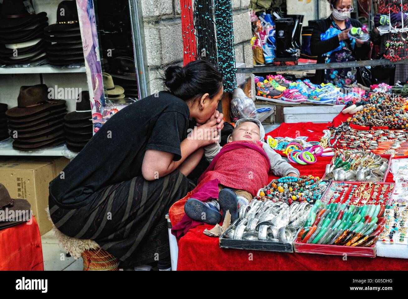 Sorge und Fürsorge für Kinder Markt Lhasa-Tibet Stockfoto