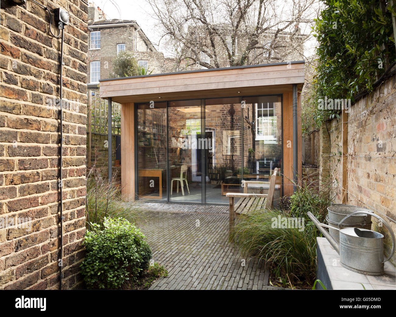 Seitlicher breiten Blick auf Garten Büro. Londoner Stadthaus, London, Vereinigtes Königreich. Architekt: LIA KILADIS Architektur, 2015. Stockfoto