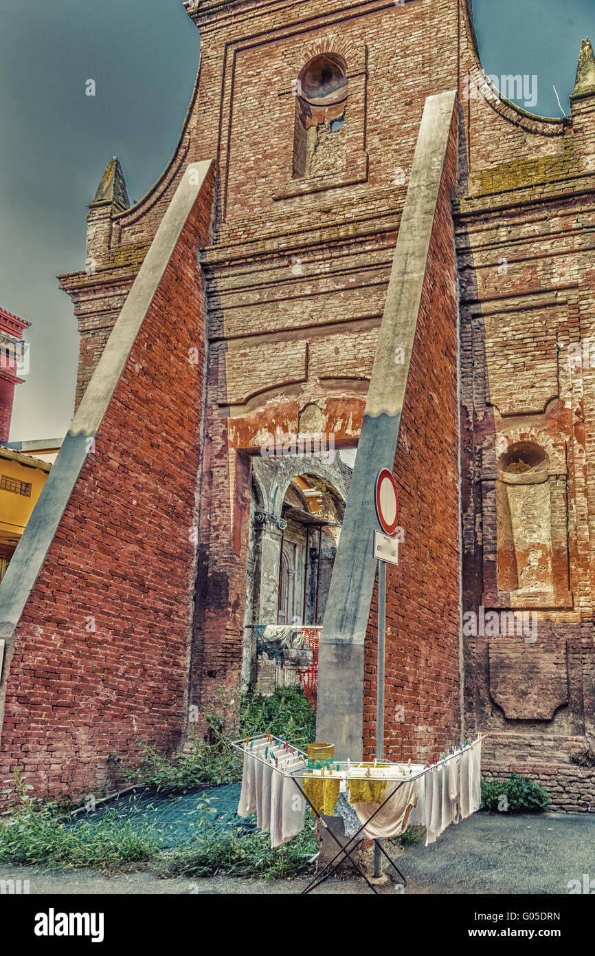 Kleider hingen zum Trocknen auf einem Wäscheständer vor historischen Ruinen in Italien Stockfoto