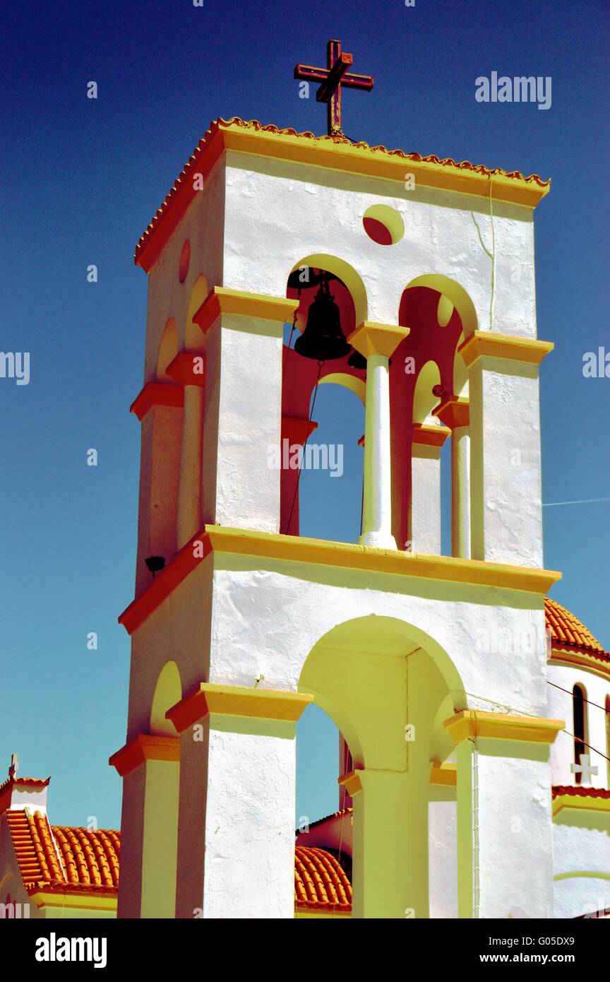 Ein Glockenturm des Klosters der Farben weiß und orange. Stockfoto