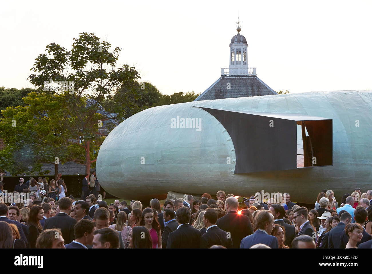 Szenen bei Eröffnung mit Pavillon Detail. Serpentin Sommer Pavillon 2014, London, Vereinigtes Königreich. Architekt: Smiljan Radic, 2014. Stockfoto