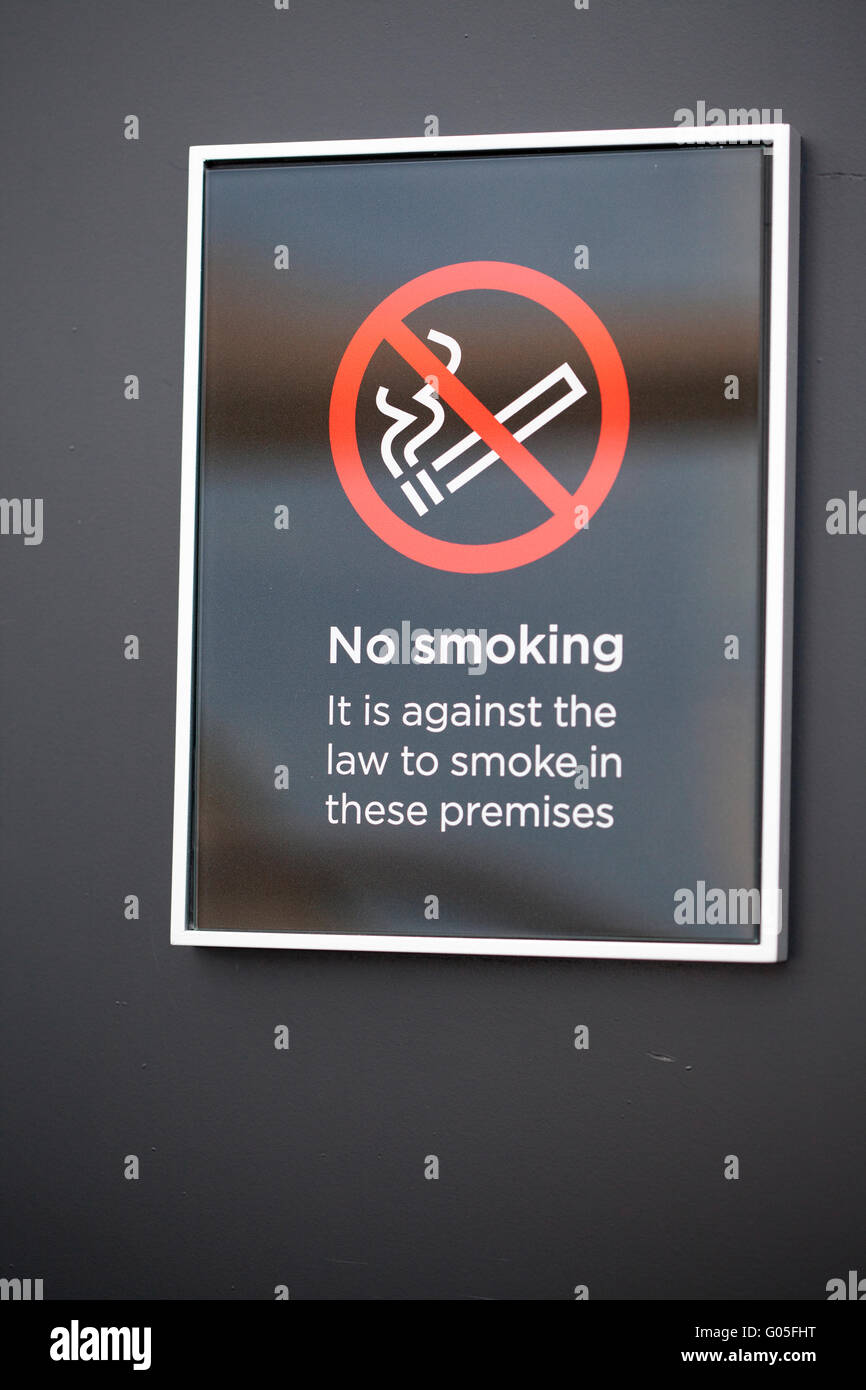 Schwarz No Smoking Sign auf schwarze Wand Stockfoto
