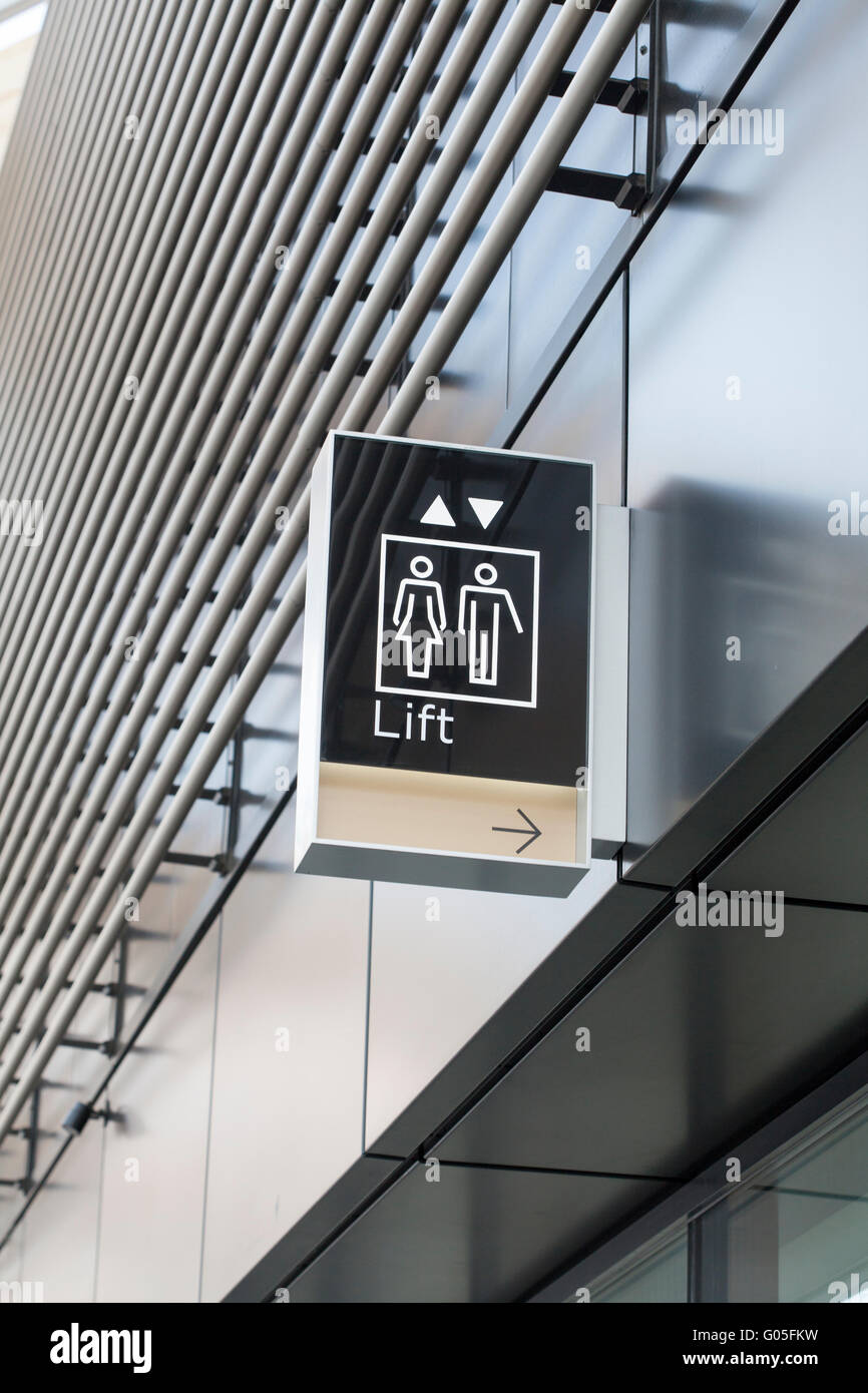 Aufzug-Schild in Crossrail Station Canary Wharf Stockfoto