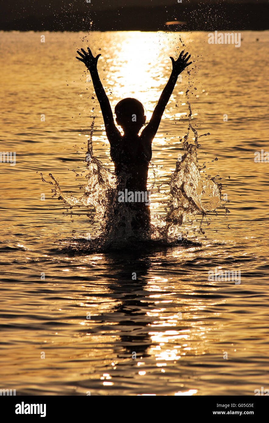 springen Sie aus dem Wasser im Urlaub Stockfoto