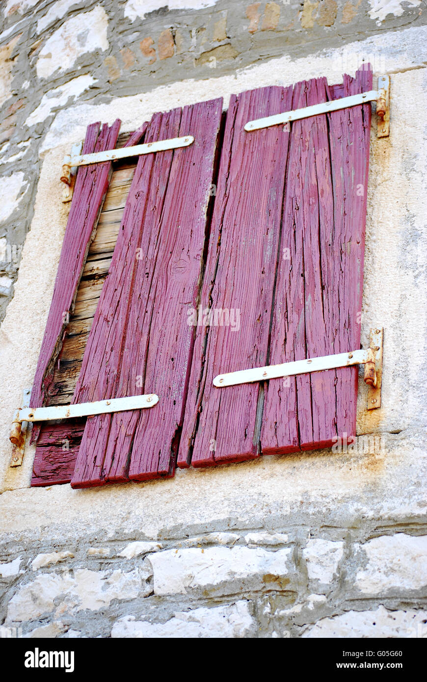 Alte Fensterläden aus Holz Stockfoto