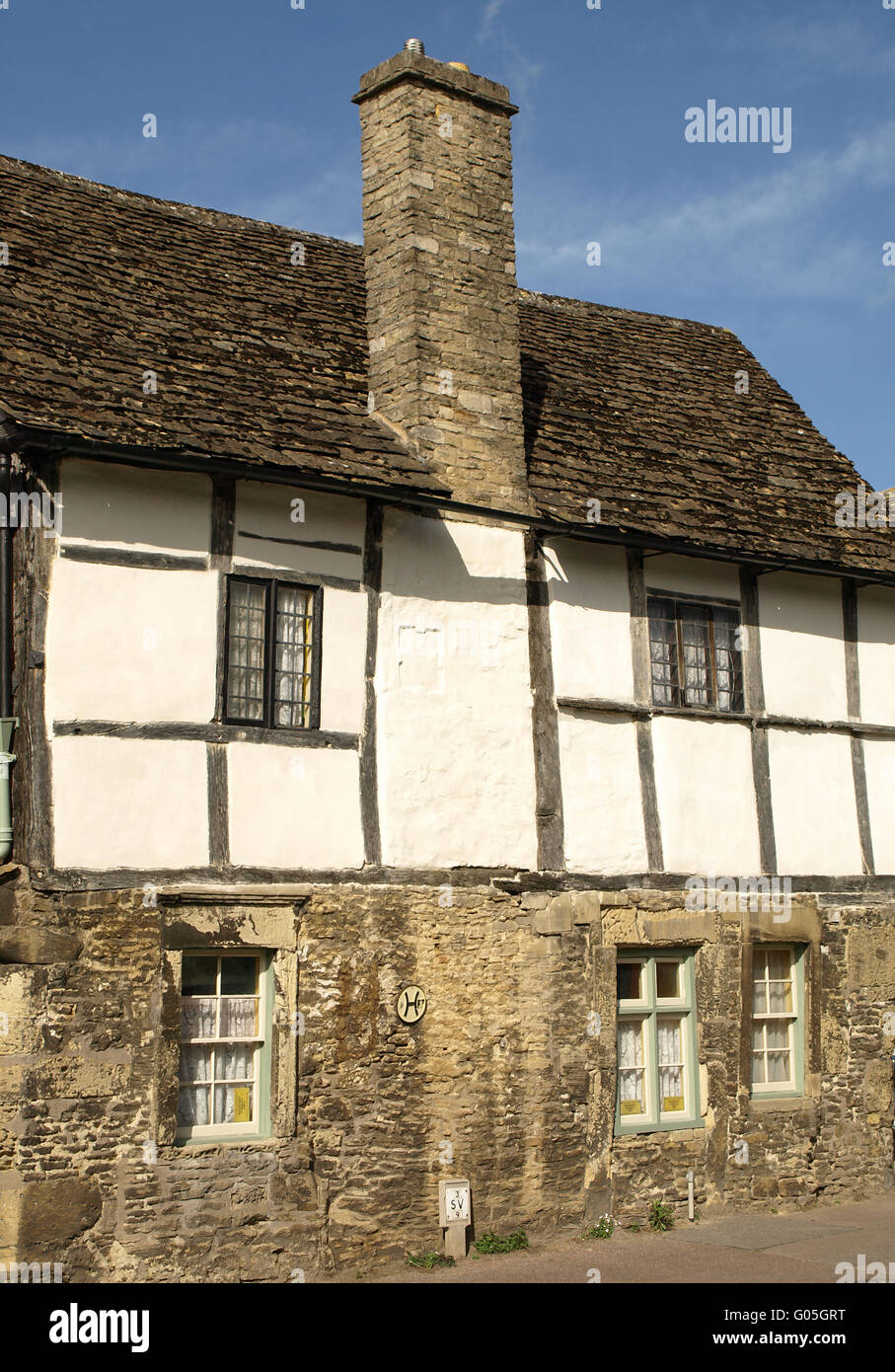 Einem traditionellen Holzhaus gerahmte in diesem historischen National Trust-Dorf Stockfoto