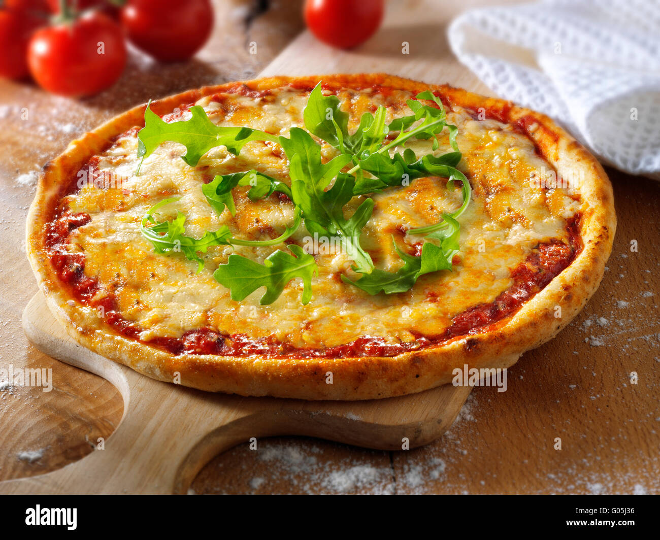 Gekochte ganze Käse und Tomaten Pizza Margherita mit Rucola Stockfoto