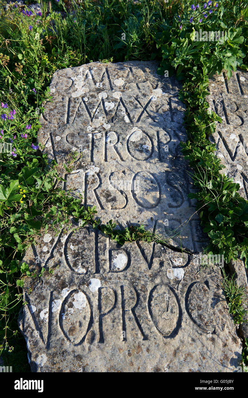 Lateinische Inschrift auf einem römischen Stein. Volubilis archäologische Seite,, Marokko Stockfoto
