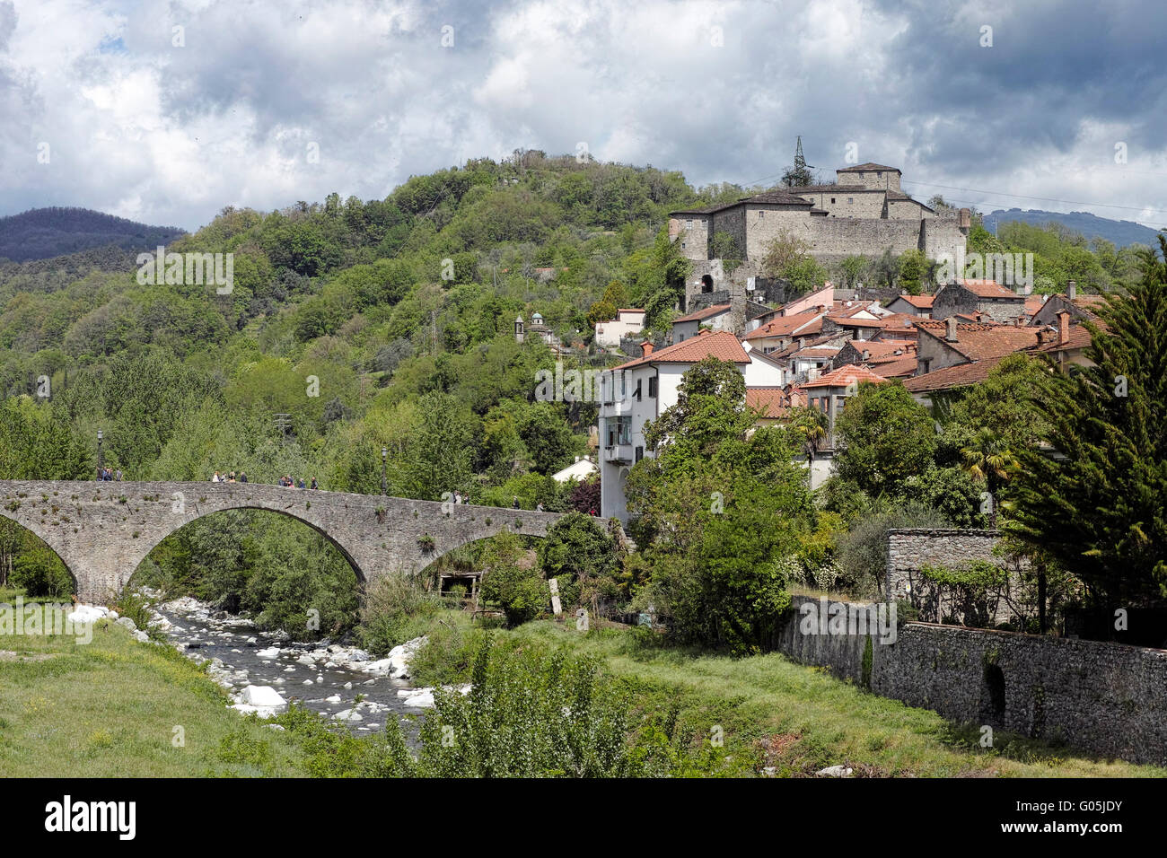 Pontremoli in Lunigiana, Norden Tuscany. Die alte Brücke und Schloss. Auf der Via Francigena Pilger Weg. Stockfoto