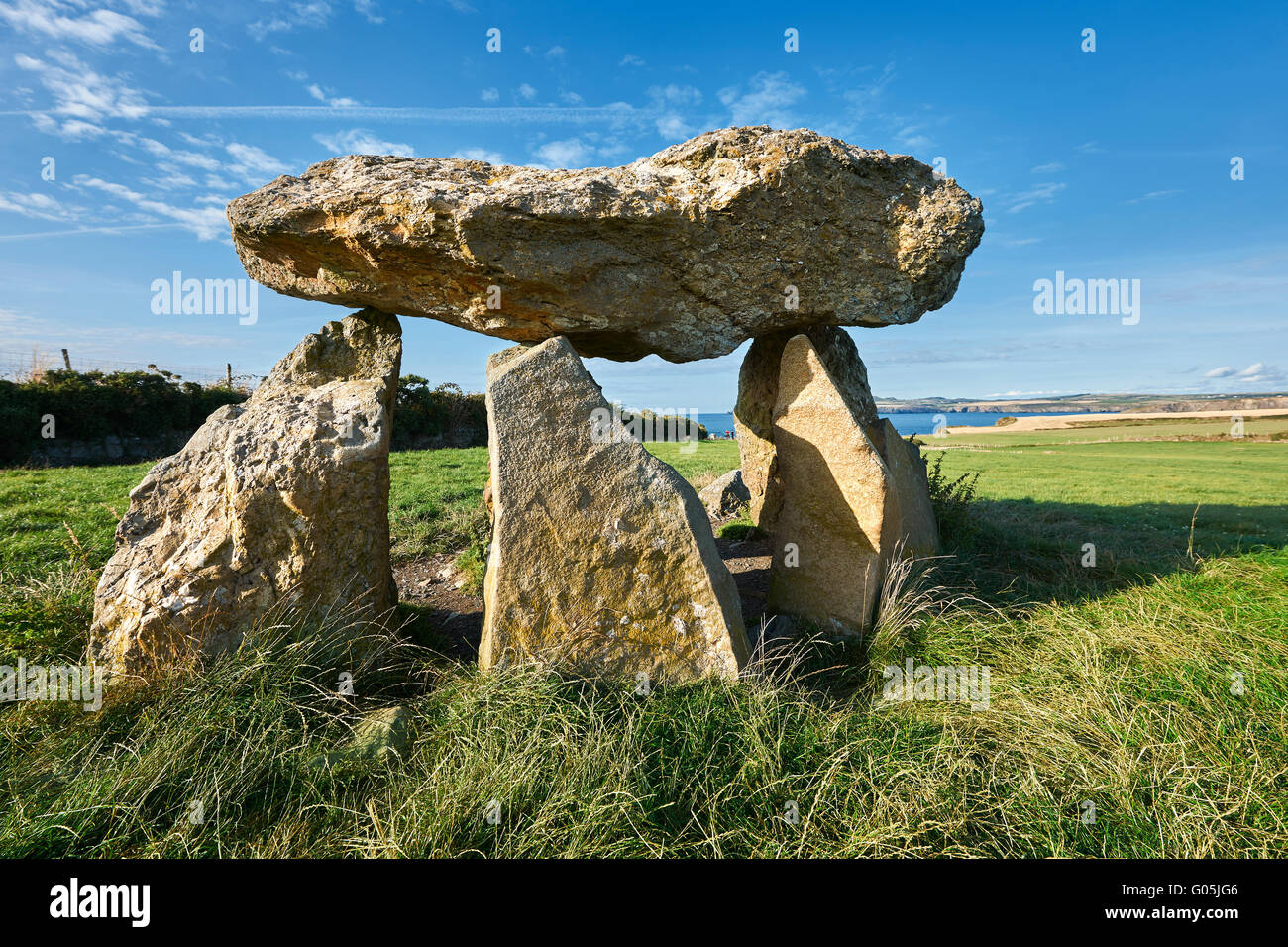 Carreg Samson oder Simsons Stein, einer 5000 Jahre alten neolithischen Dolmen Grabkammer, in der Nähe von Abercastle, Pembroke, Wales Stockfoto