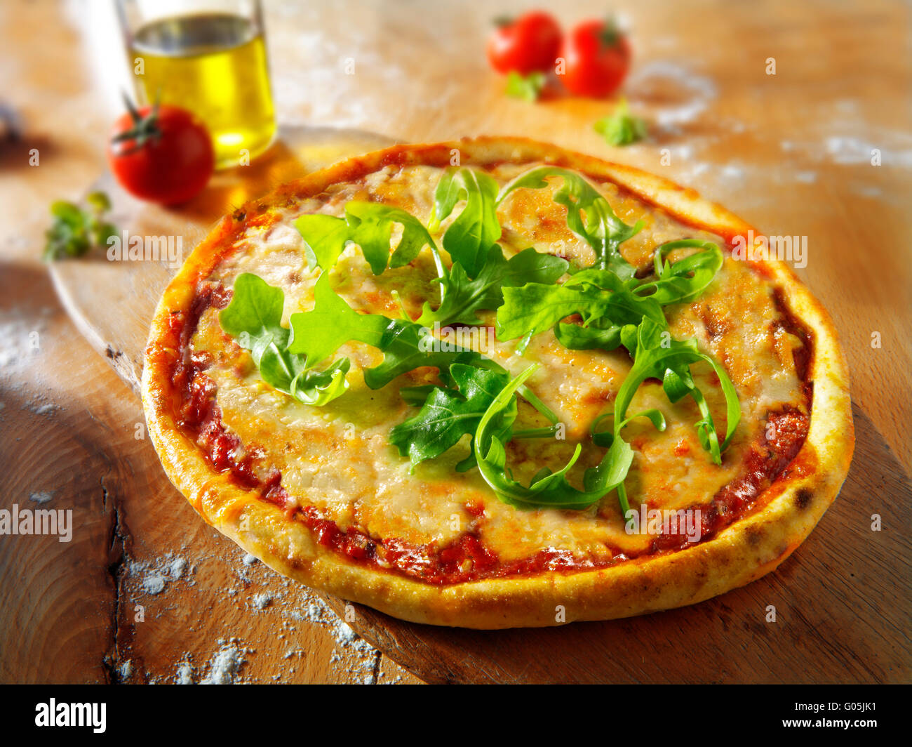 Gekochte ganze Käse und Tomaten Pizza Margherita mit Rucola Stockfoto