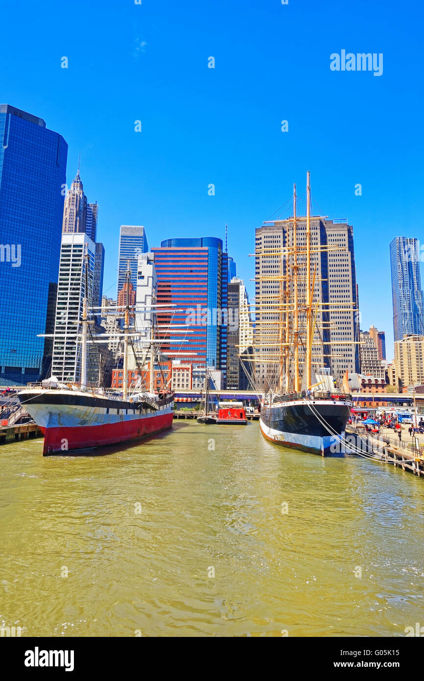 Schiffe im Hafen von South Street Seaport am East River. Lower Manhattan von New York, USA, auf Hintergrund. Pier 17. Stockfoto