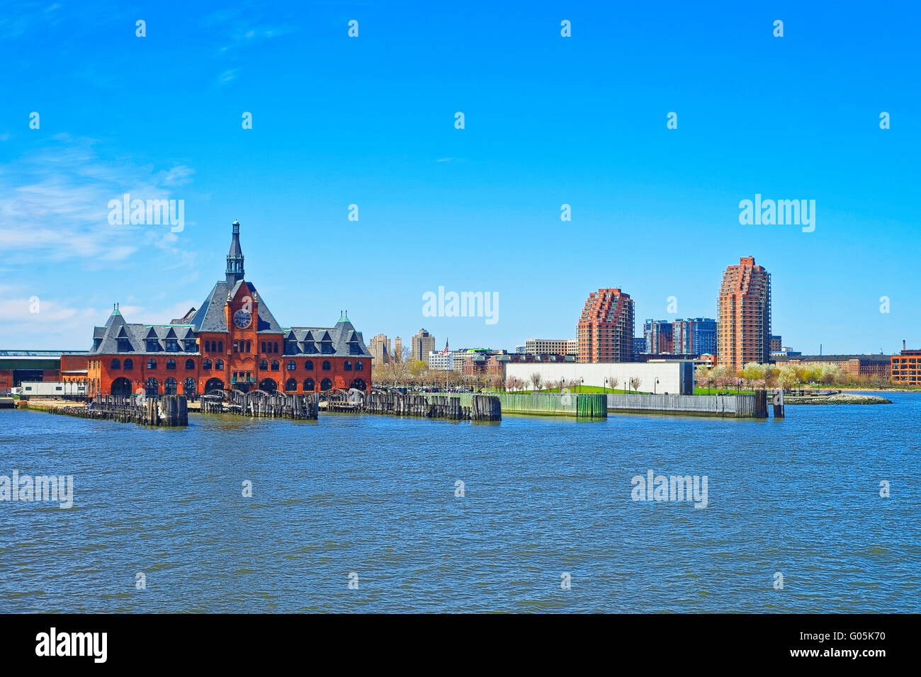 Central Railroad of New Jersey Terminal, USA. Hudson Waterfront. Hudson River. Fähre rutscht Boote dienen. Stockfoto