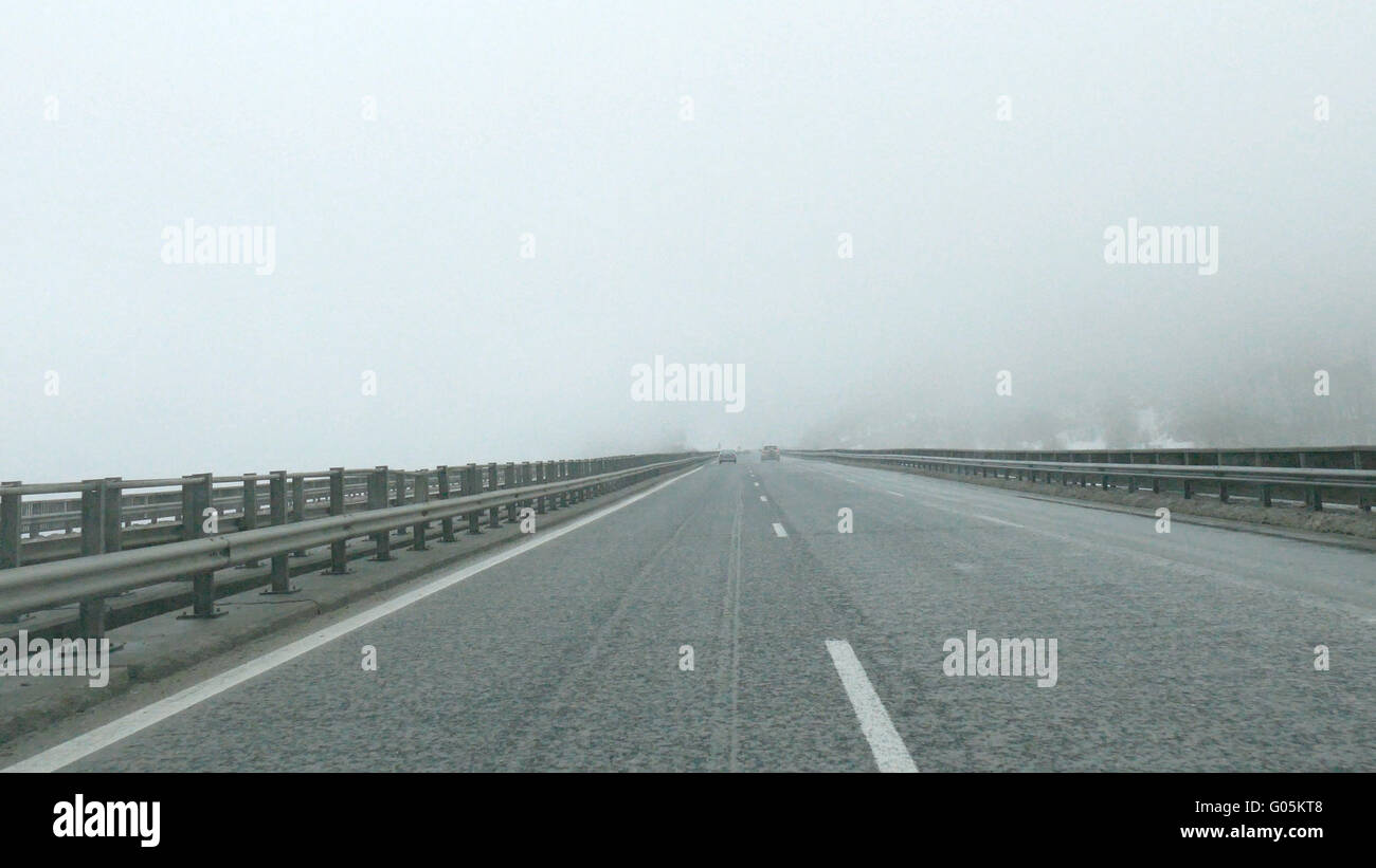Autobahn mit Nebel und eingeschränkter Sicht. Stockfoto