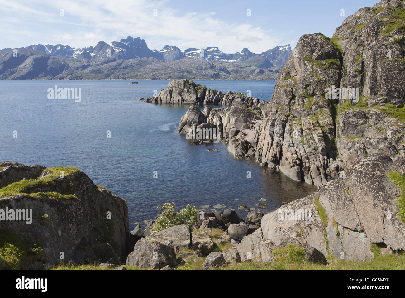 Hügelige Küstenlandschaft, Lofoten Inseln, Norwegen Stockfoto