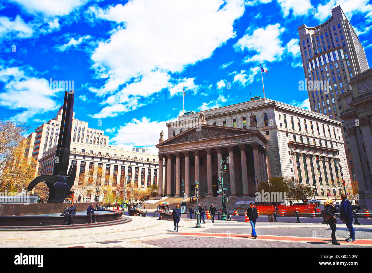 New York, USA - 24. April 2015: Touristen auf der Straße und New York State Supreme Building oder New York County Courthouse, in Lower Manhattan, New York, USA. Stockfoto