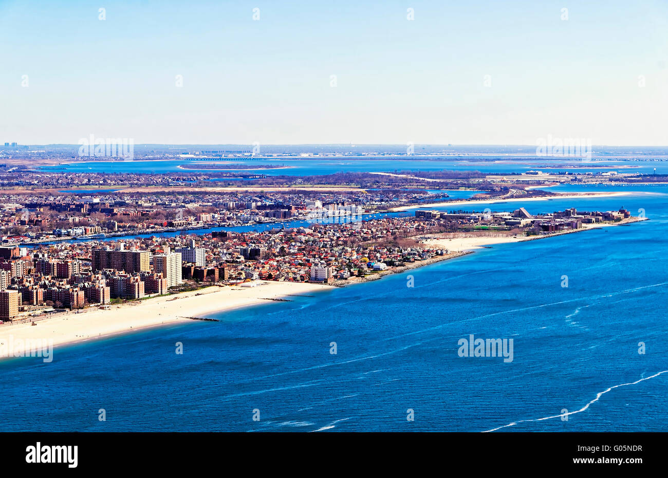 Luftaufnahme von Hubschrauber von Long Island in New York, USA. Es ist die westlichste Wohn- und Umgebung von New Yorker Stadtteil Queens Stockfoto