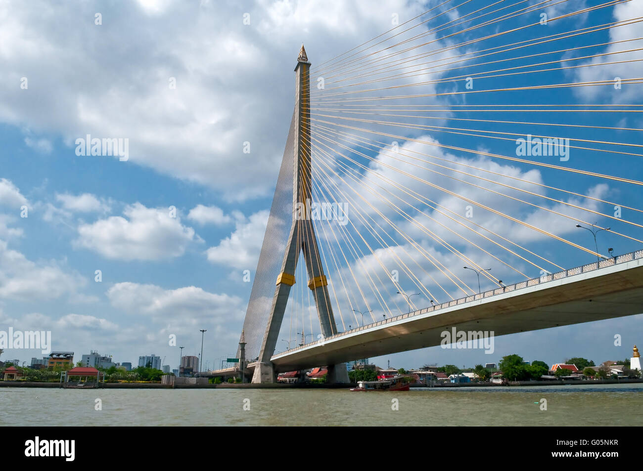 Rama-VIII-Brücke in Bangkok Ansicht von unten Stockfoto