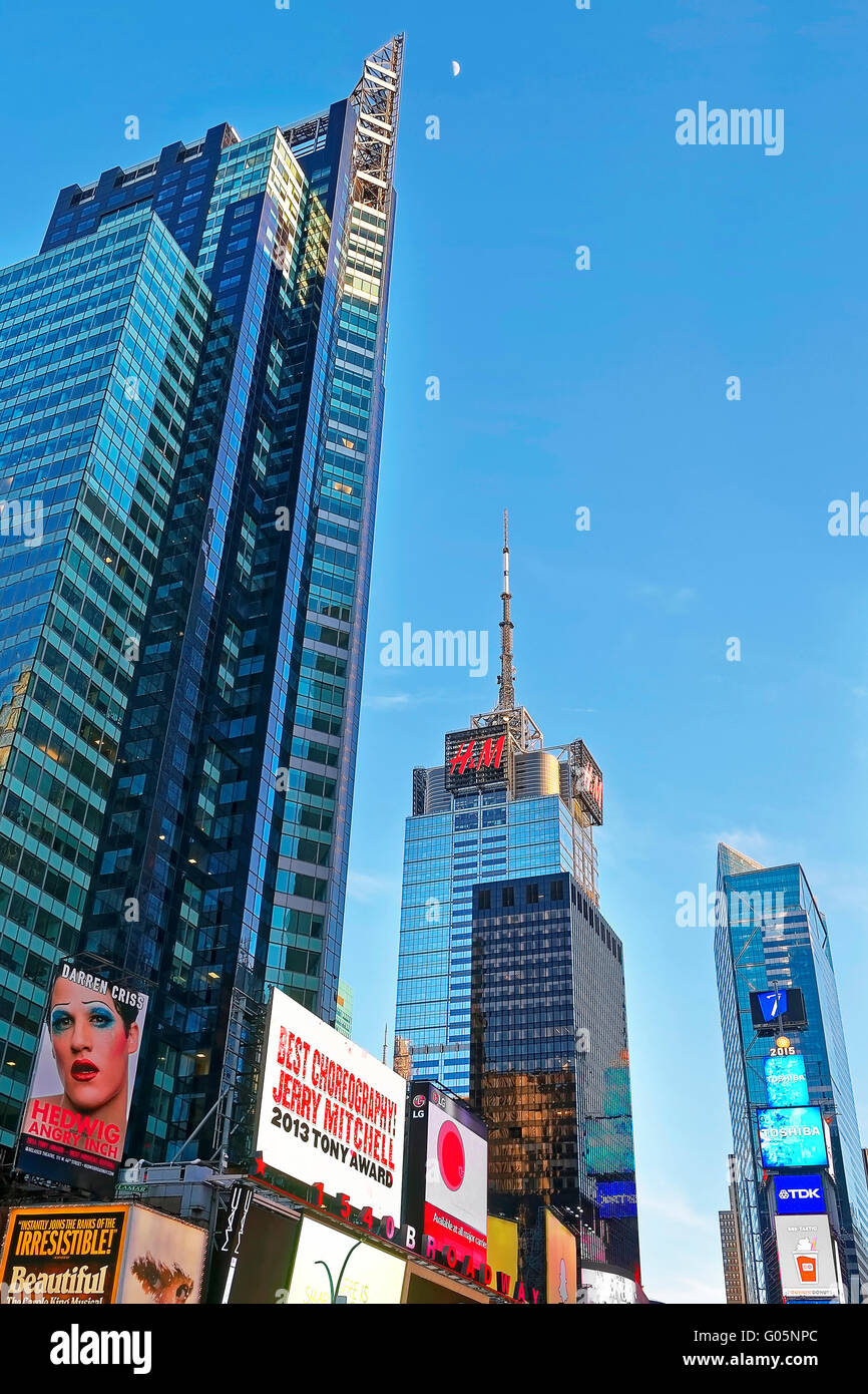 New York, USA - 26. April 2015: Broadway und Seventh Ave Wolkenkratzer in Midtown Manhattan in New York, USA. Es heißt Times Square. Es ist eine kommerzielle Kreuzung von Broadway und 7th Avenue. Stockfoto