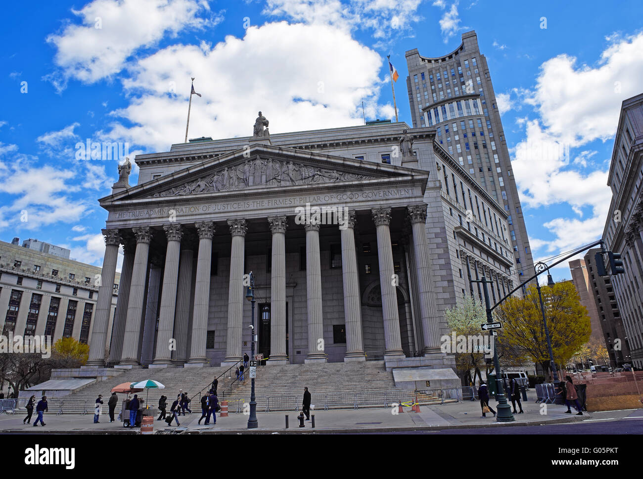 NEW YORK, USA - 24. April 2016: Streetview in New York State Supreme Building oder New York County Courthouse Stockfoto