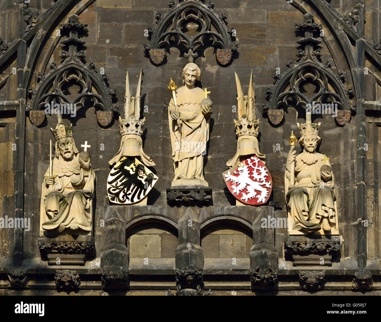 Prag, Tschechische Republik. Karlsbrücke (Karluv am meisten) neue Ersatz-Statuen, Osten zugewandten Seite des der Altstädter Brückenturm... Stockfoto