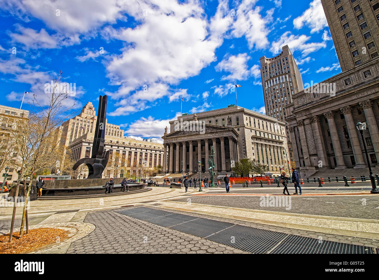 New York, USA - 24. April 2015: Touristen auf der Straße und New York State Supreme Building im Frühjahr oder New York County Courthouse, in Lower Manhattan, New York, USA. Stockfoto