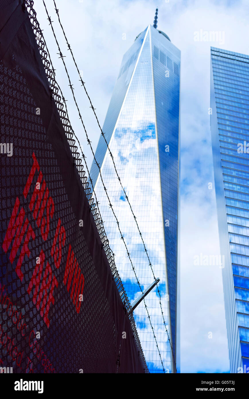 NEW YORK, USA - 24. April 2015: One World Trade Center und Ausdruck in Lower Manhattan, New York City, USA. Es ist ein WTC in kurzer oder Freedom Tower Stockfoto