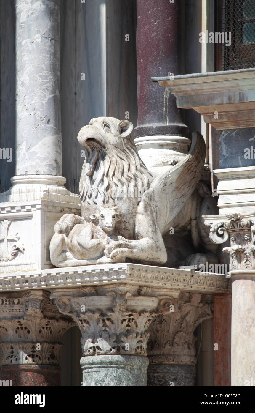 Barockstatue auf St. Mark Cathedral in Venedig Stockfoto