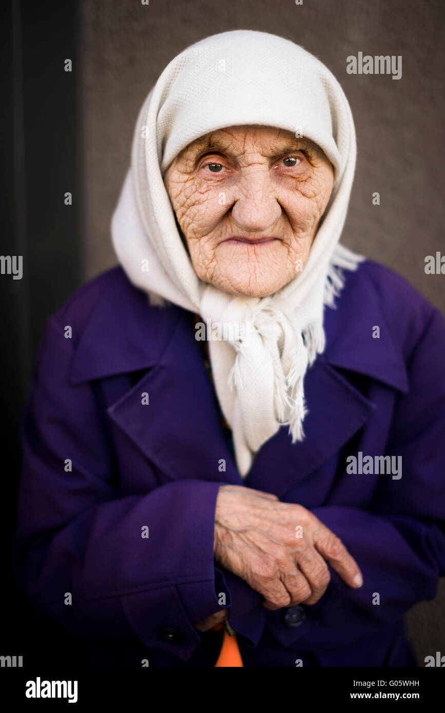 Odessa, Ukraine - 16. April 2016. Traditionelle alte Ukrainerin auf die Kamera zu posieren. Stockfoto