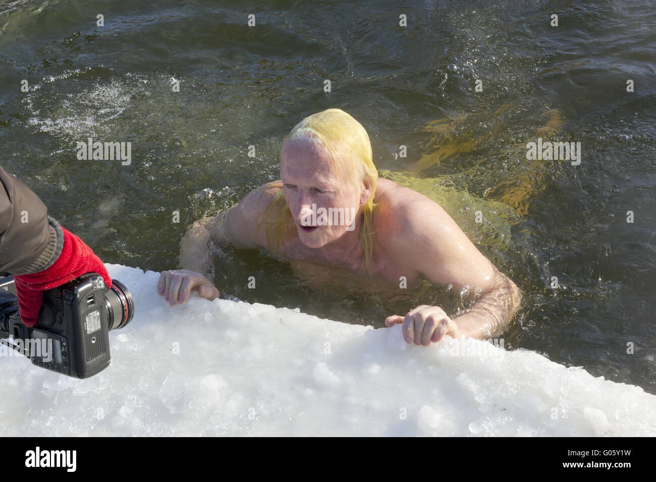 VILNIUS, Litauen - Februar 4: Fans des Winters Schwimmen nehmen Stockfoto