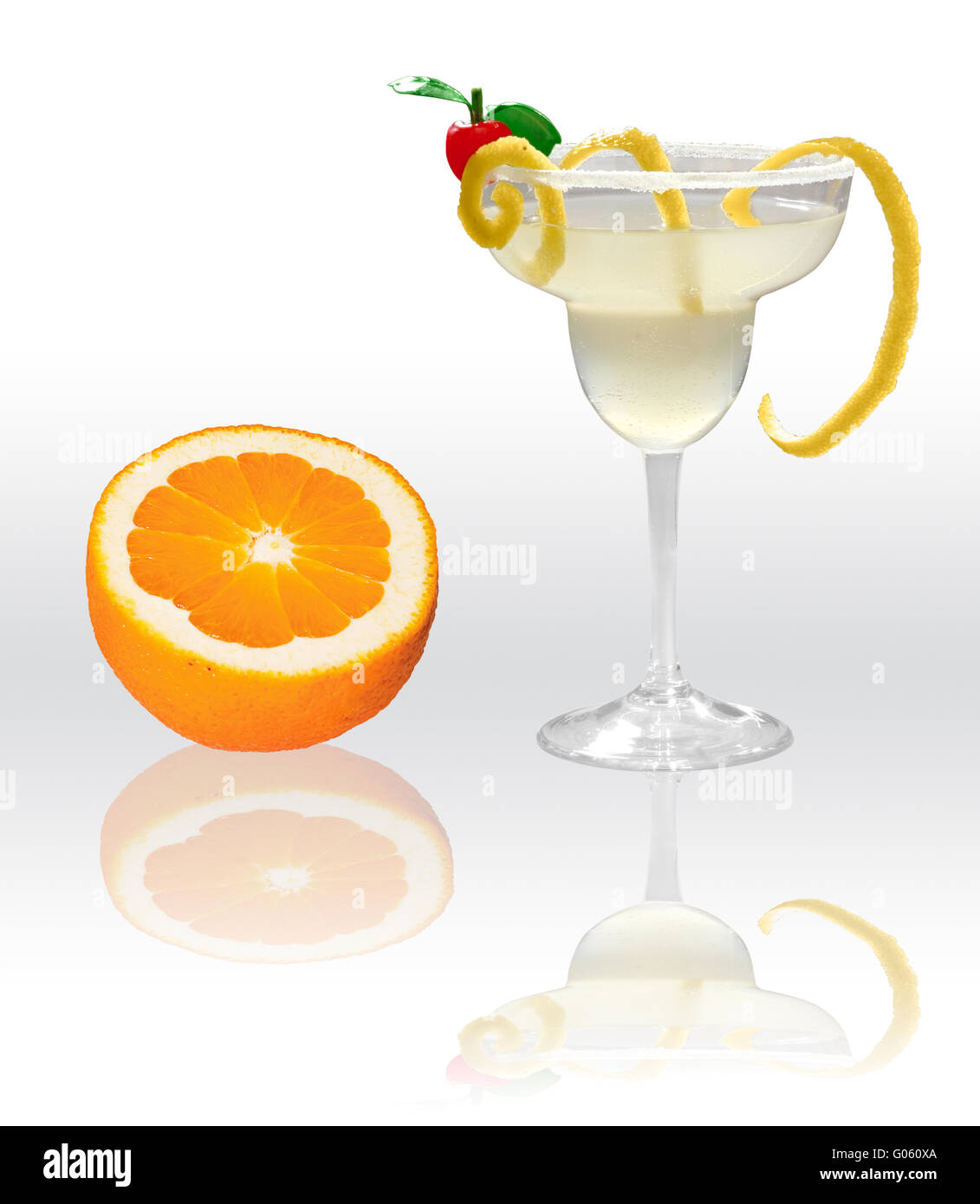 Margarita mit Orange isoliert auf weißem Hintergrund Stockfoto