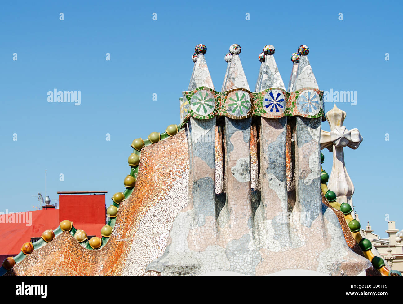 Schornsteine wie maskierte Soldaten auf dem Dach des Casa Mila Stockfoto