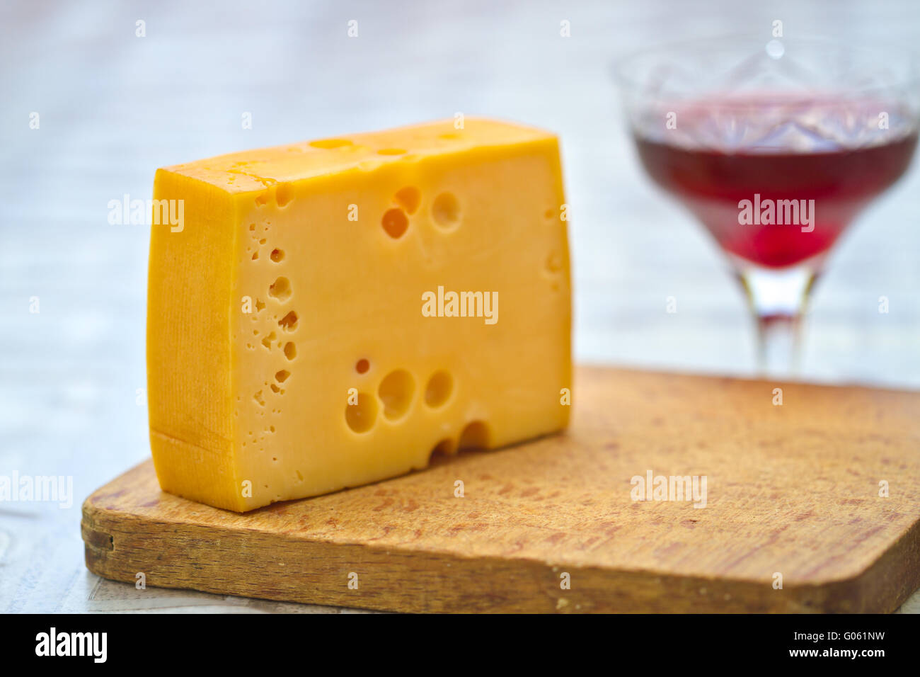 Emental Käse und Wein mit kurzen DOF zu schießen Stockfoto