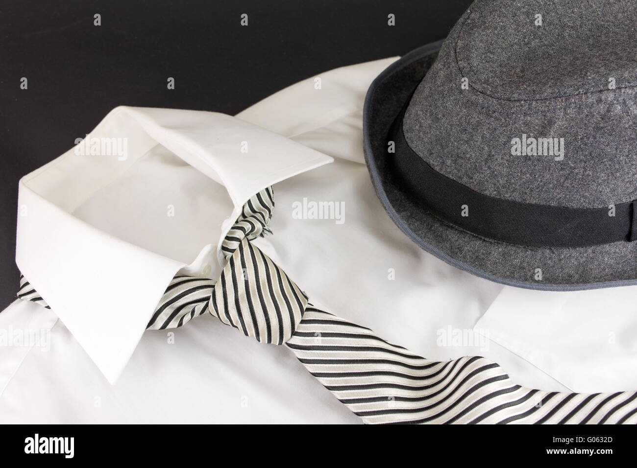 schwarzer Hut, Stipped Krawatte und ein weißes Hemd Stockfoto