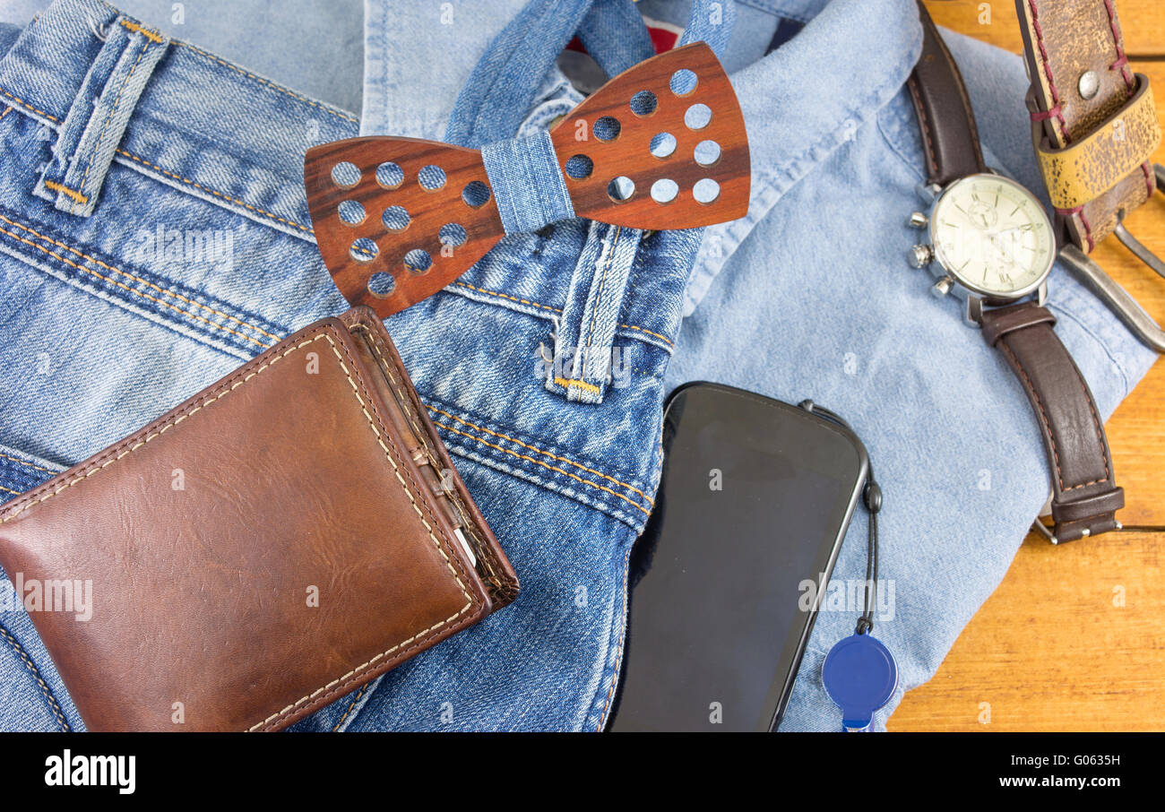 Der moderne Mensch Zubehör mit blauen Jeans Kleidung Stockfoto