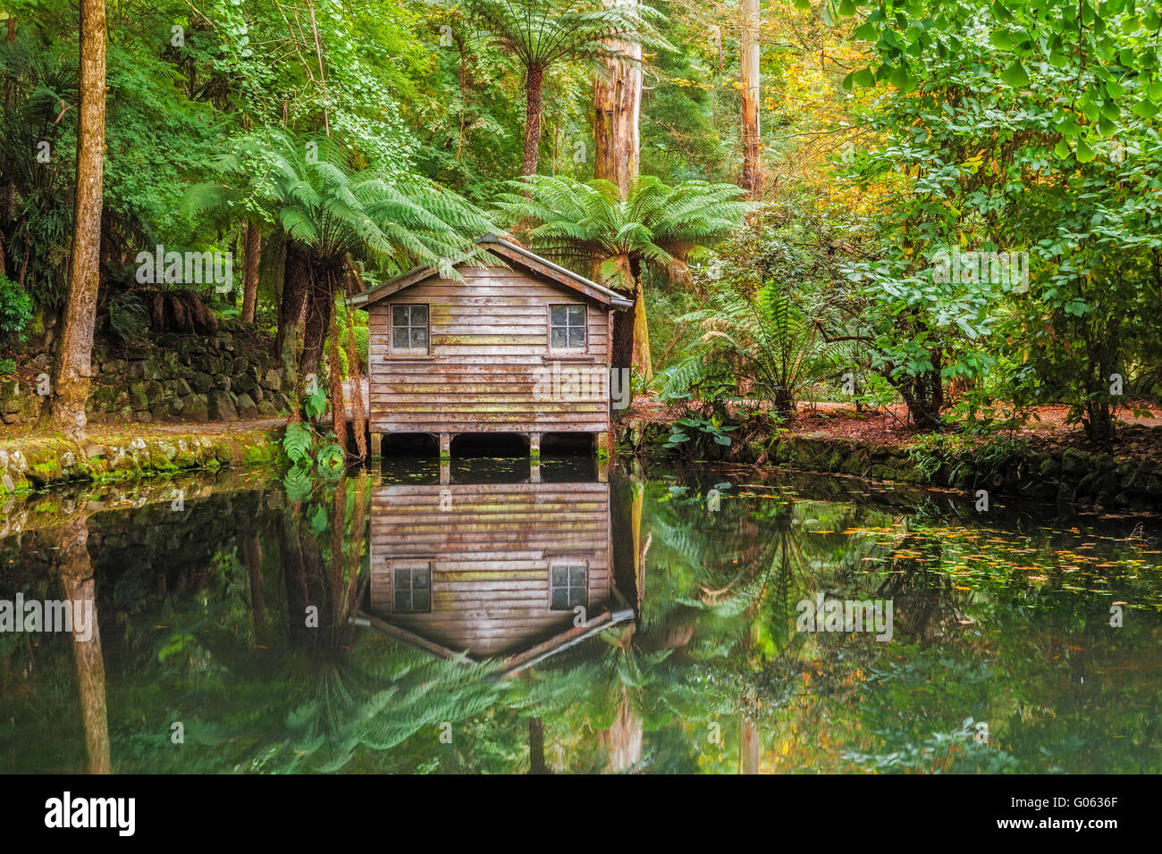 Alfred Nicholas Memorial Gardens - See unter Bäumen mit alten Bootshaus. Herbst-Szene. Stockfoto