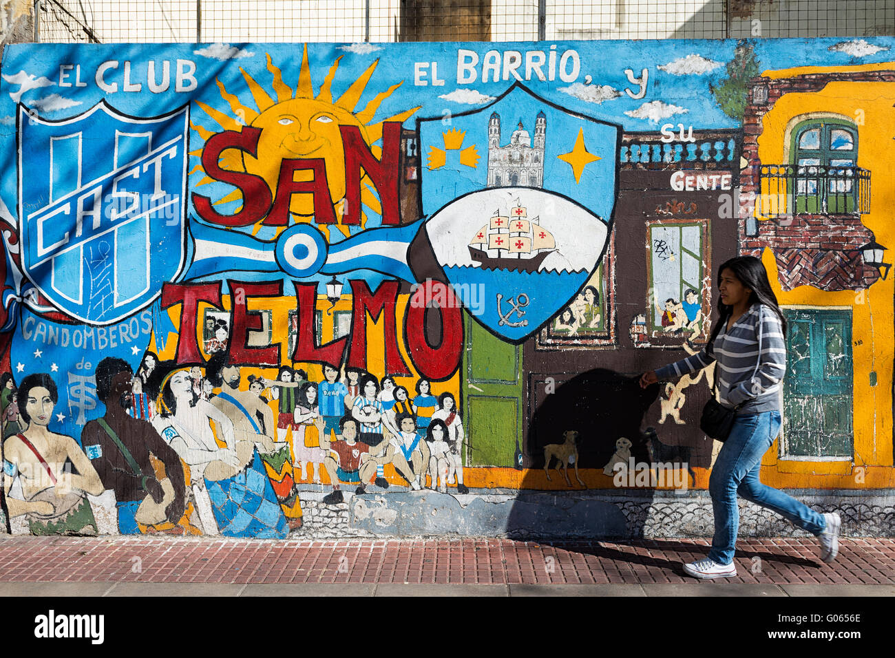 Buenos Aires, Argentinien - 4. Oktober 2013: Ein Mädchen, ein Wandbild im Stadtteil San Telmo, Buenos Aires vorbei. Stockfoto Buenos Aires, Argentinien - 4. Oktober 2013: Ein Mädchen, ein Wandbild im Stadtteil San Telmo, Buenos Aires vorbei. Stockfoto