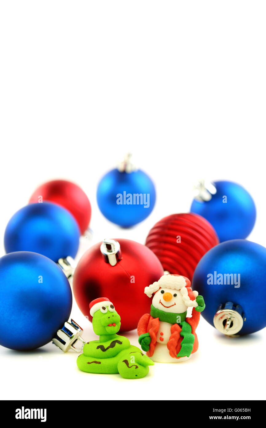 Schlange in der Weihnachtsmütze und fröhliche Schneemann. Stockfoto