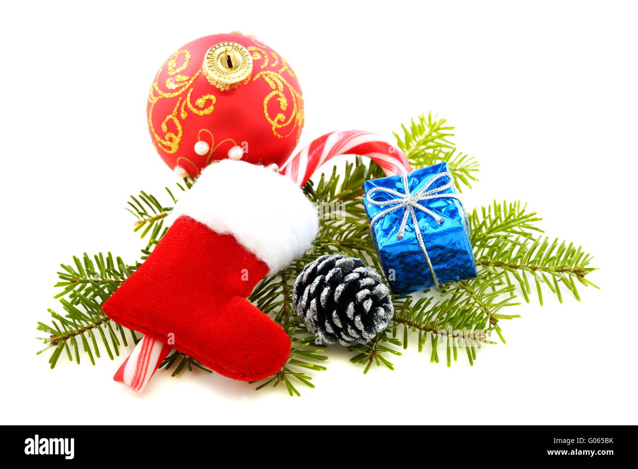 Santas Strumpf, Tannenzapfen und Weihnachten Spielzeug. Stockfoto