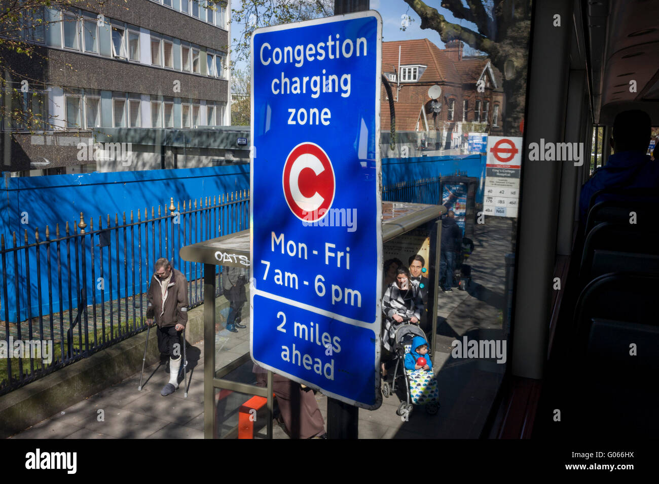 Luftaufnahme von einer Bushaltestelle und TFL Congestion Charging Zone Zeichen, gesehen aus dem oberen Deck des London-Bus außerhalb Kings College Hospital. Stockfoto