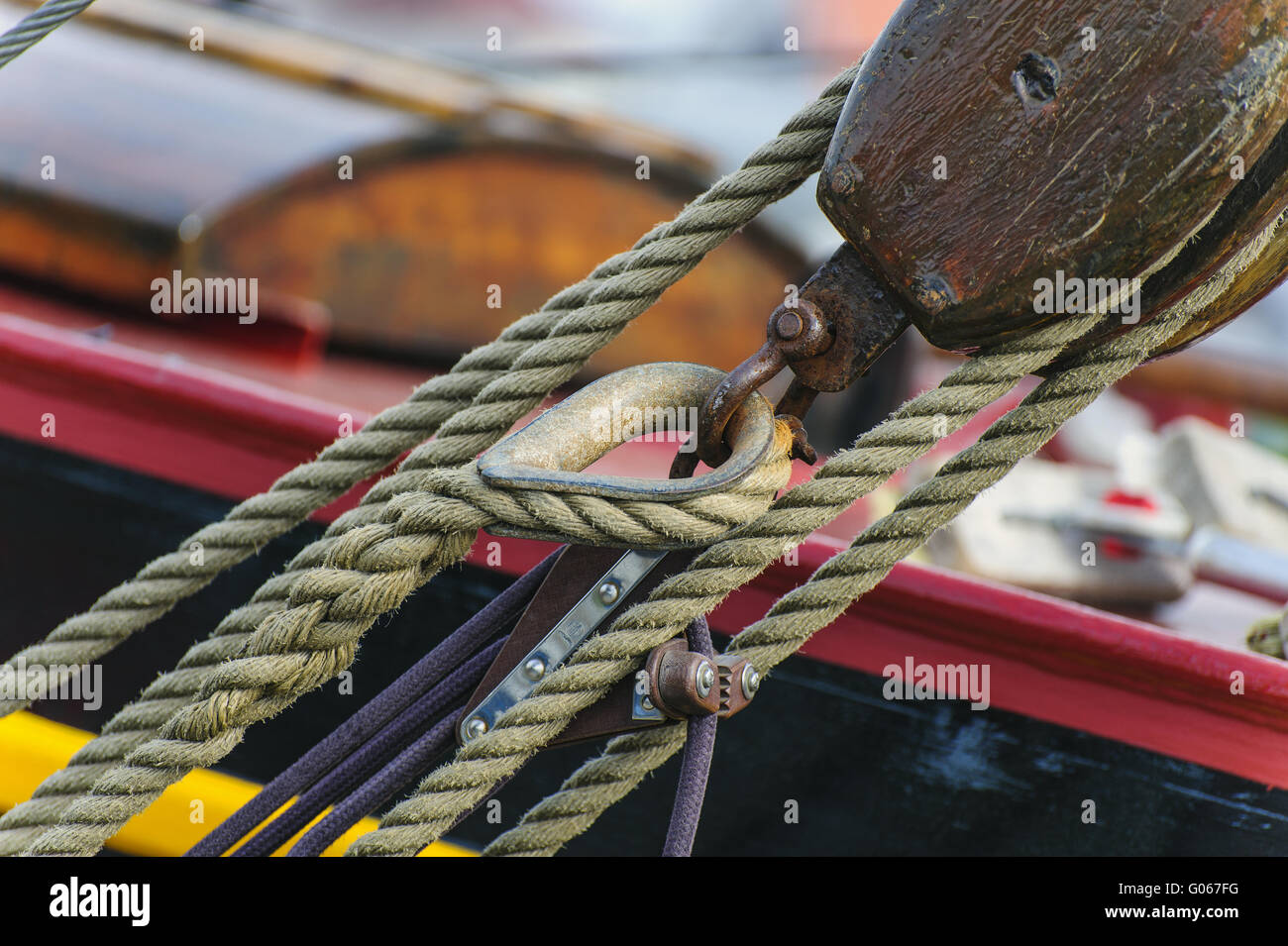 Flaschenzug mit Seilen an Bord eines Segelschiffes Stockfoto