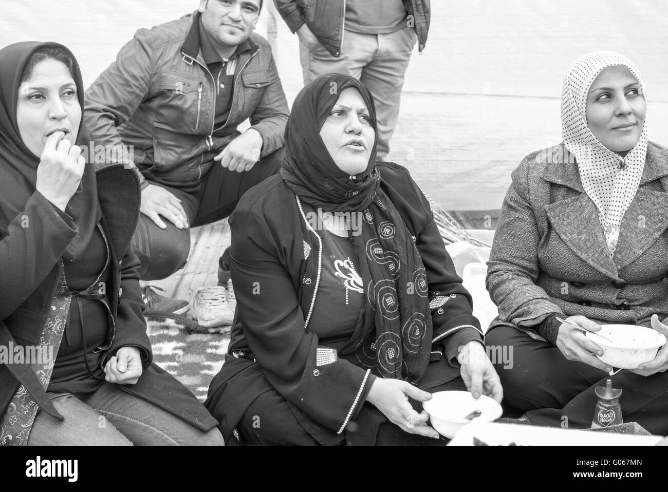 Iranische Familie feiern den letzten Tag des Nowruz mit einem Picknick auf den Schrein von Khomeini in Teheran, Iran. Stockfoto