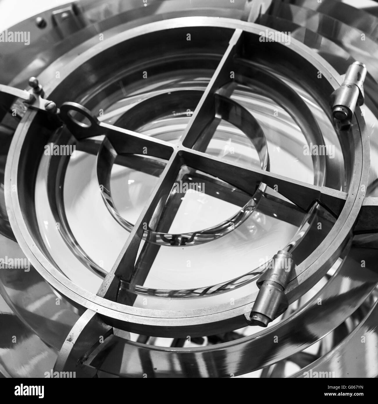 Leuchtturm-Lampe mit Linse aus Glas Ringe. Black And White Nahaufnahme Foto mit selektiven Fokus Stockfoto