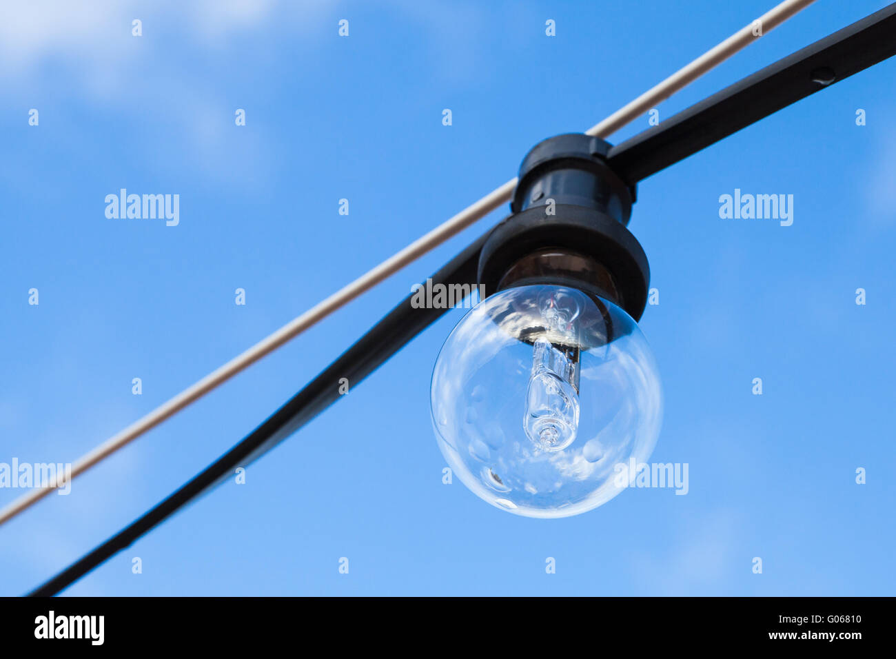 Weißglühende Lampe nicht leuchtet, Nahaufnahme Foto mit selektiven Fokus Stockfoto