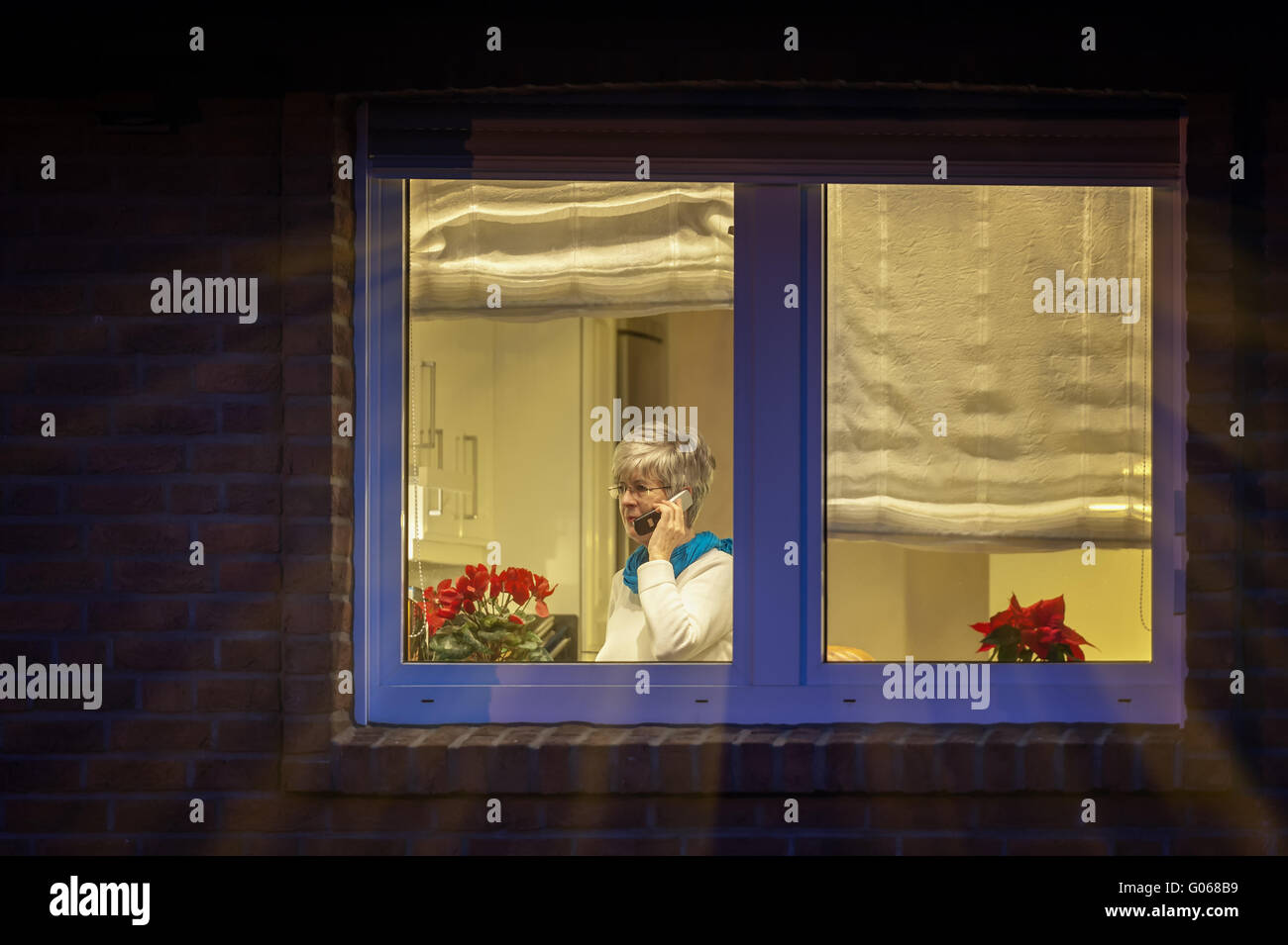 eine Frau steht auf der abends hell erleuchtet-ki Stockfoto