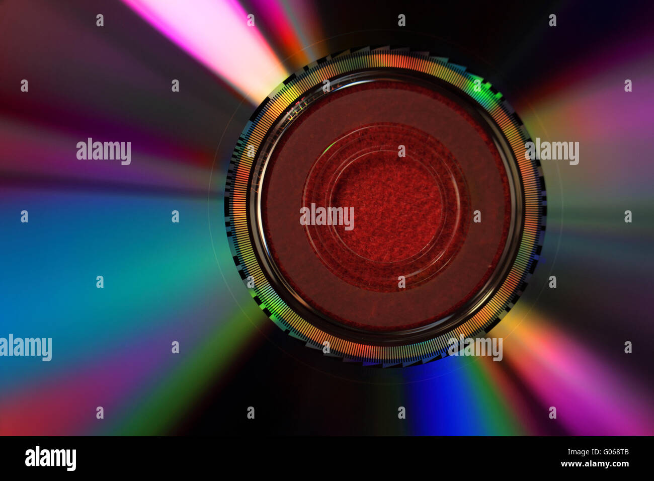 Digitale vielseitige Disk auf rotem Hintergrund isoliert Stockfoto