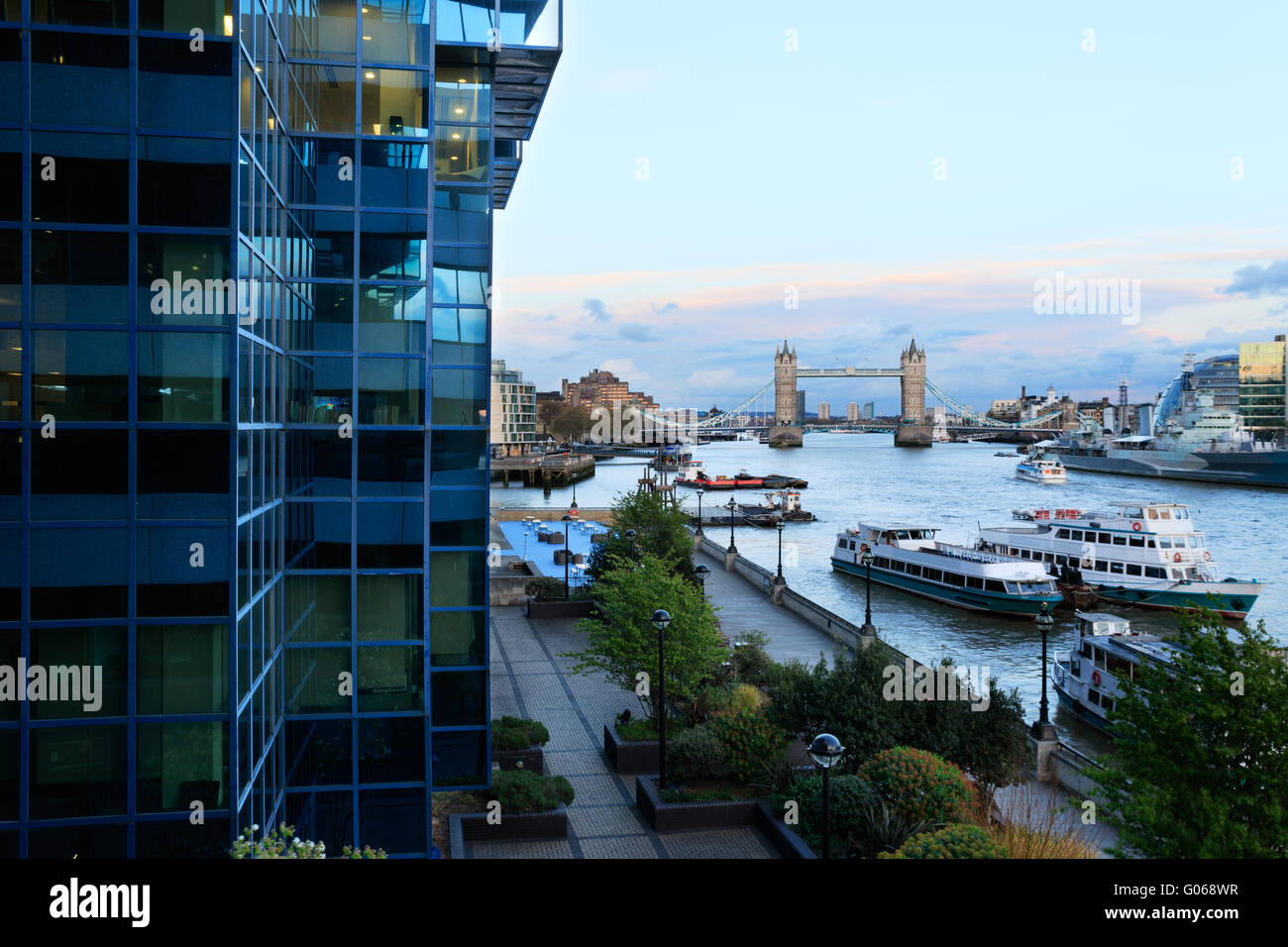 Blick auf die Tower Bridge in London durch das äußere des Nord- und Shell Gebäude Stockfoto