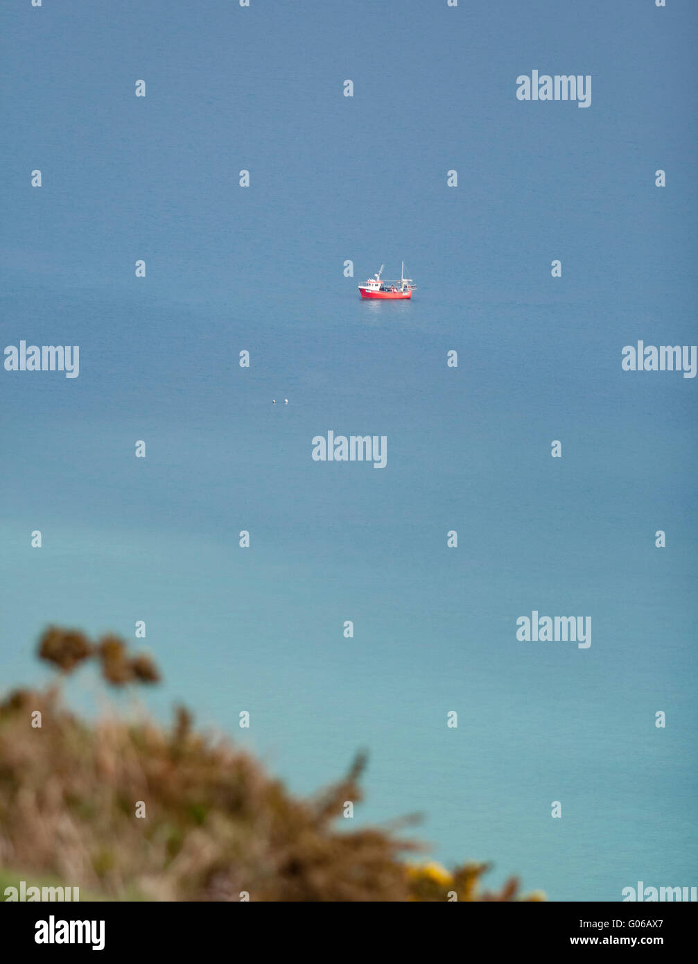 Angelboot/Fischerboot gesehen von Pembrokeshire Coast National Park, Wales Stockfoto