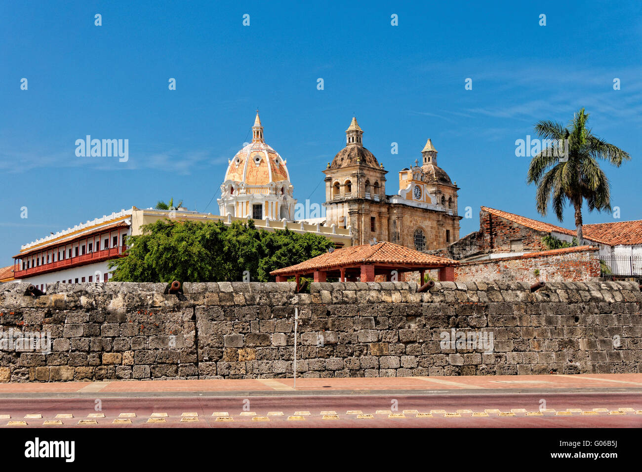 Stadtmauer und Kirche San Pedro Claver, Cartagena Stockfoto